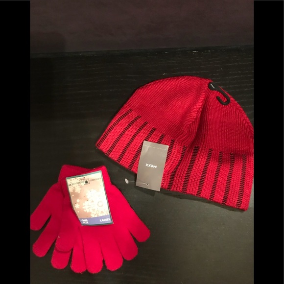 Red Hat & Gloves Set - Picture 1 of 2